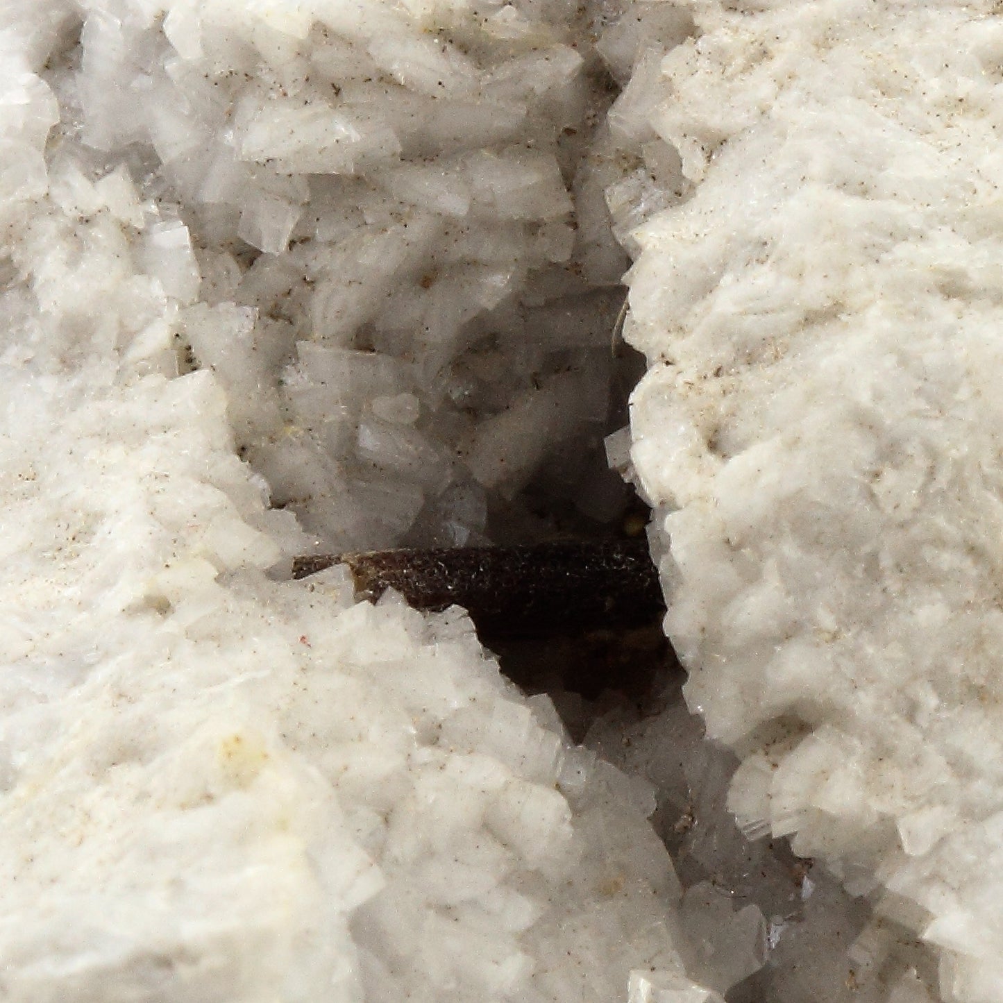 Allanite. 690.0 carats. En provenance de Trimouns Talc Mine, Luzenac, France