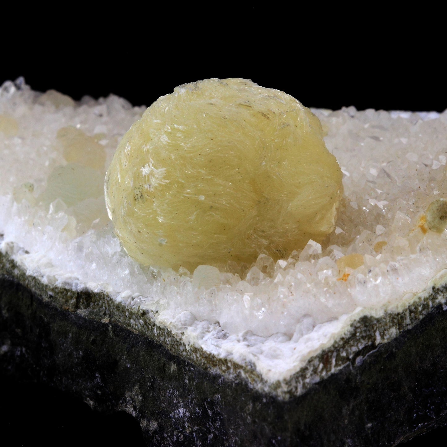 Gyrolite + Quartz, 1103.0 carats, Malad, Mumbai, Inde