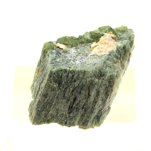 Grenat démantoïde. 67.0 carats. Val Malenco, Italie