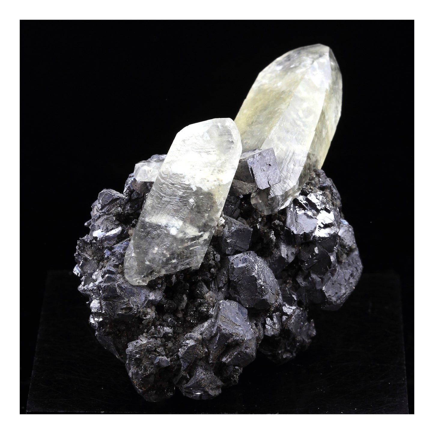 Galène + Calcite. 427.0 carats. Tri-State Mining District, USA