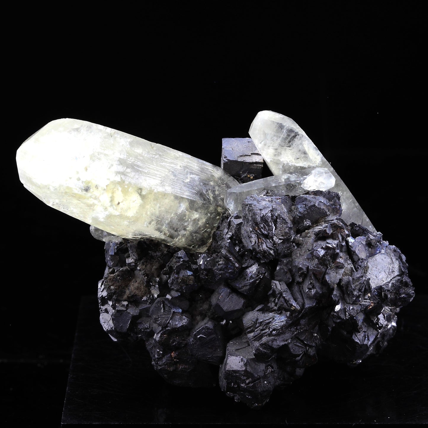 Galène + Calcite. 427.0 carats. Tri-State Mining District, USA