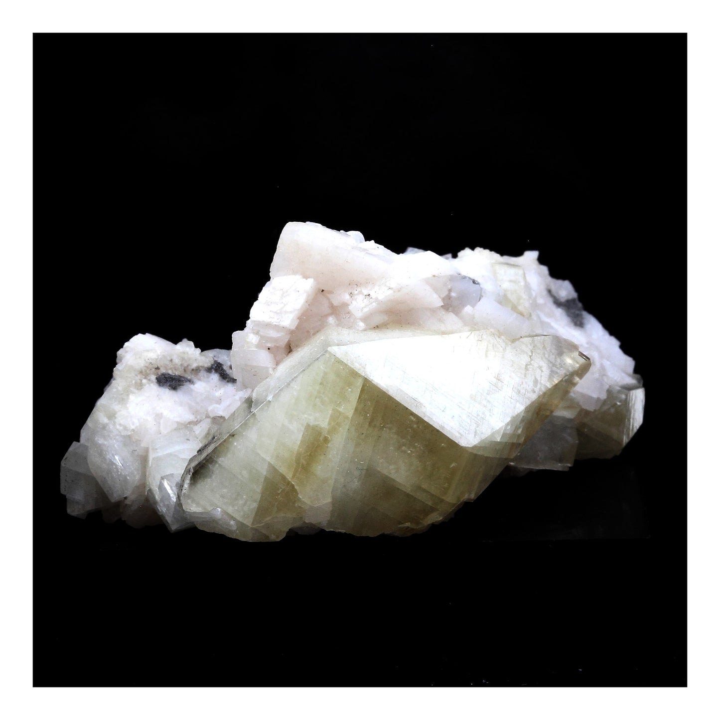 Calcite + Dolomite. 282.0 carats. Sainte-Clotilde-de-Châteauguay, Québec, Canada