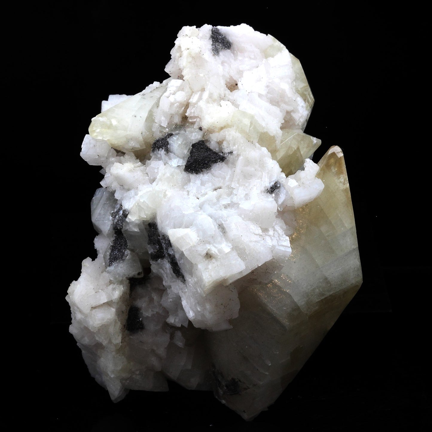Calcite + Dolomite. 282.0 carats. Sainte-Clotilde-de-Châteauguay, Québec, Canada