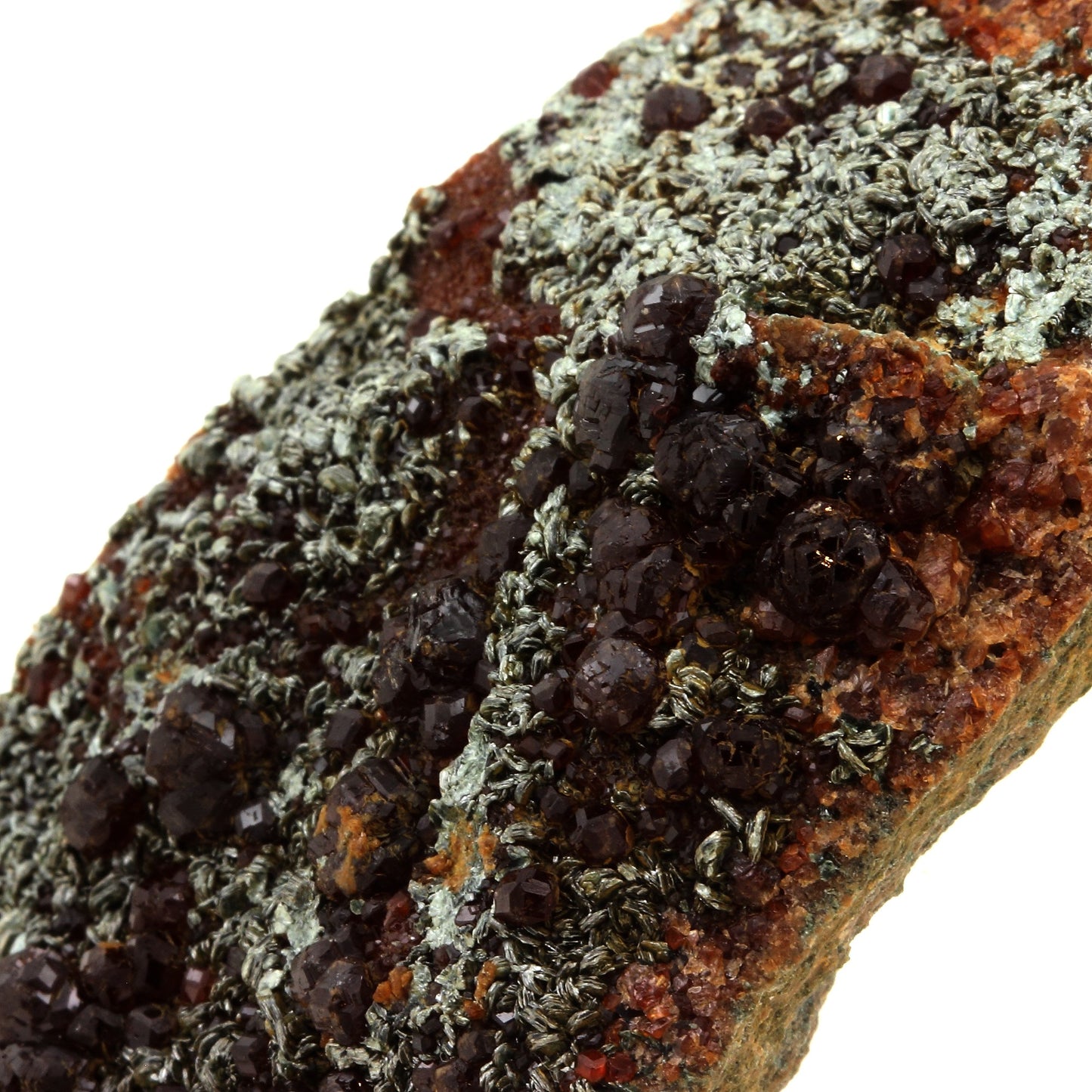 Grenat Hessonite + Clinochlore. 424.0 carats. Bellecombe, Aosta Valley, Italie