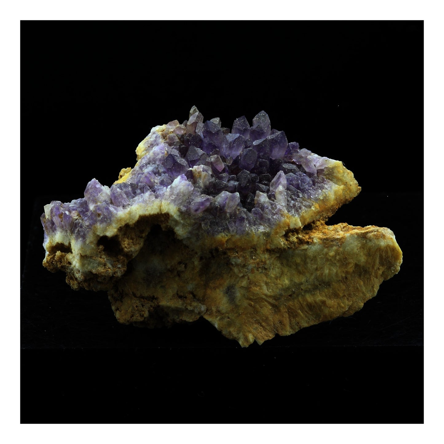 Améthyste. 59.0 carats. Cunlhat, Puy-de-Dôme, Auvergne-Rhône-Alpes, France
