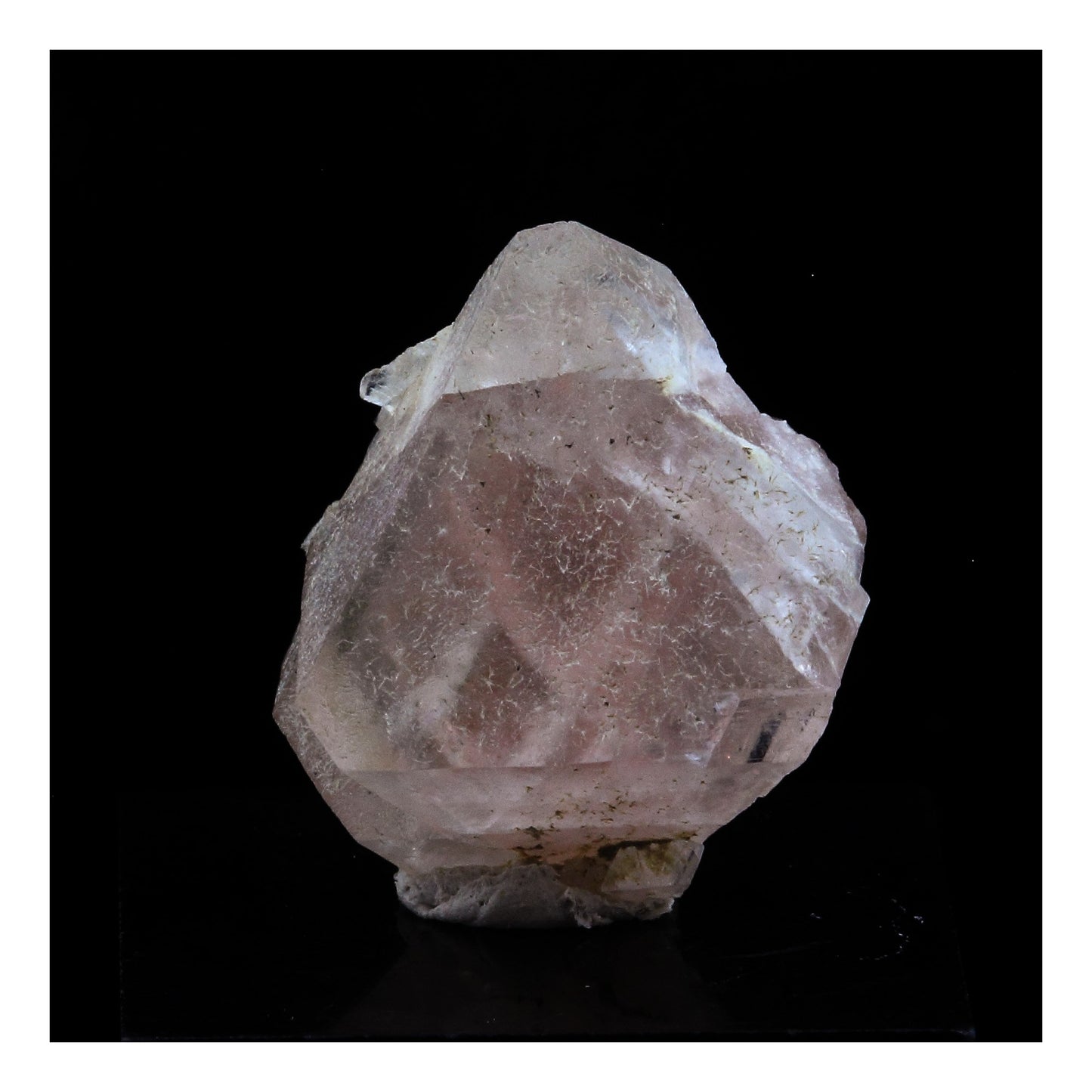 Fluorite rose. 15.0 carats. Massif du Mont-Blanc, Haute-Savoie, France