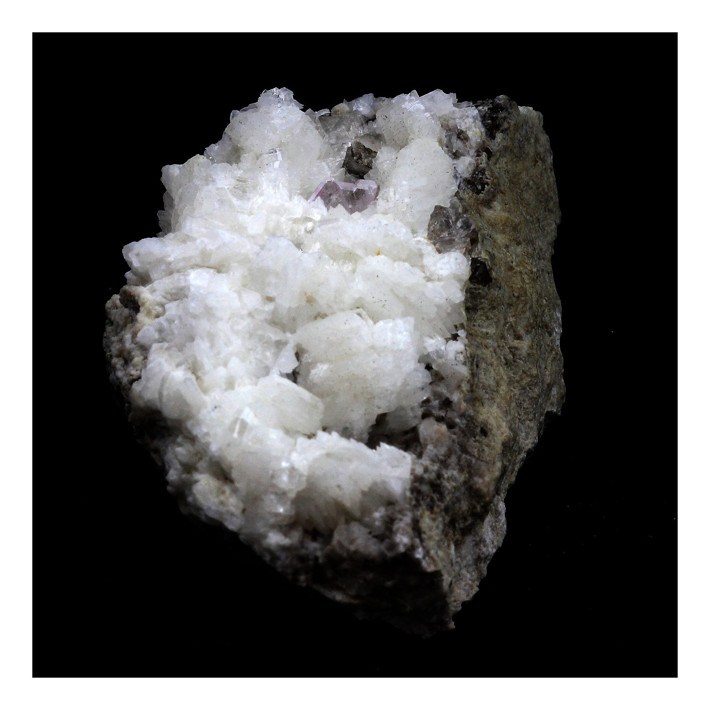 Apatite rose + Adulaire en provenance du Plan du Lac, Oisans, Savoie, France