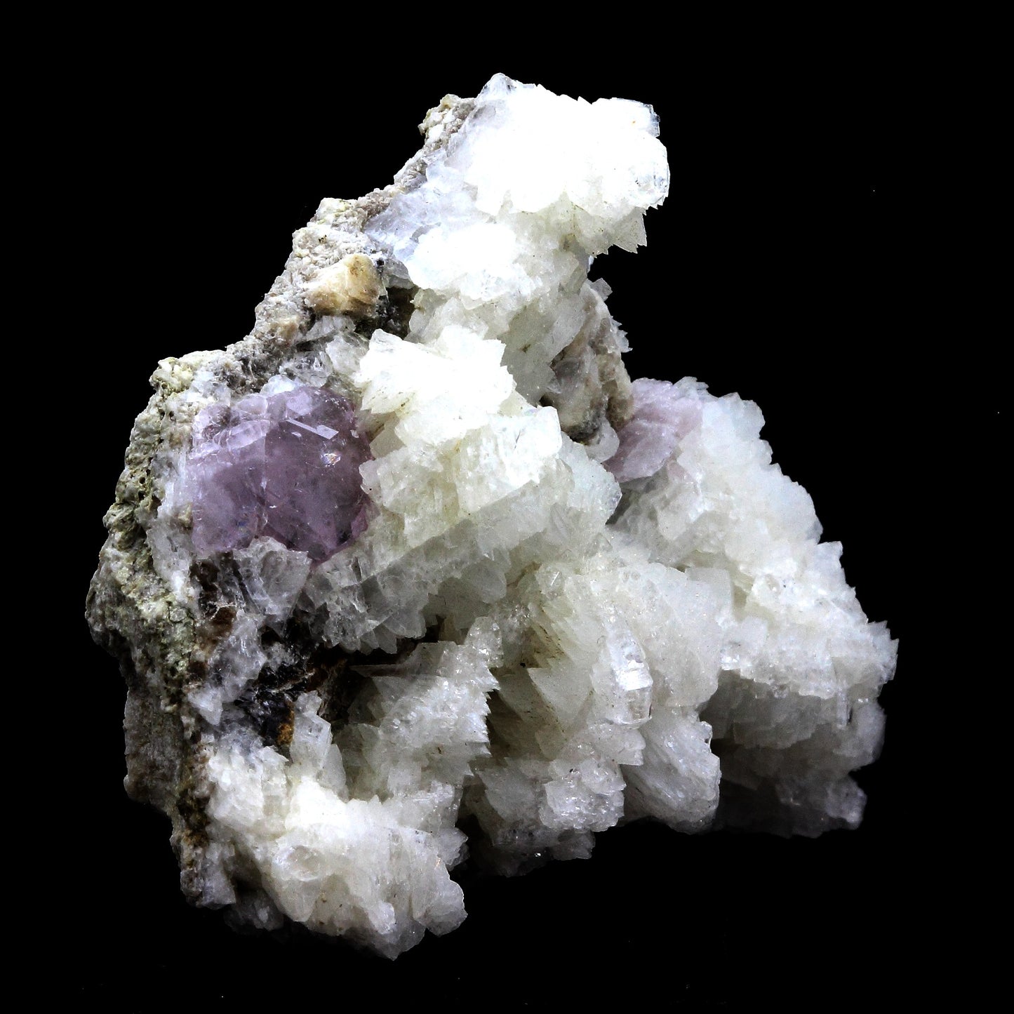 Apatite rose + Adulaire en provenance du Plan du Lac, Oisans, Savoie, France