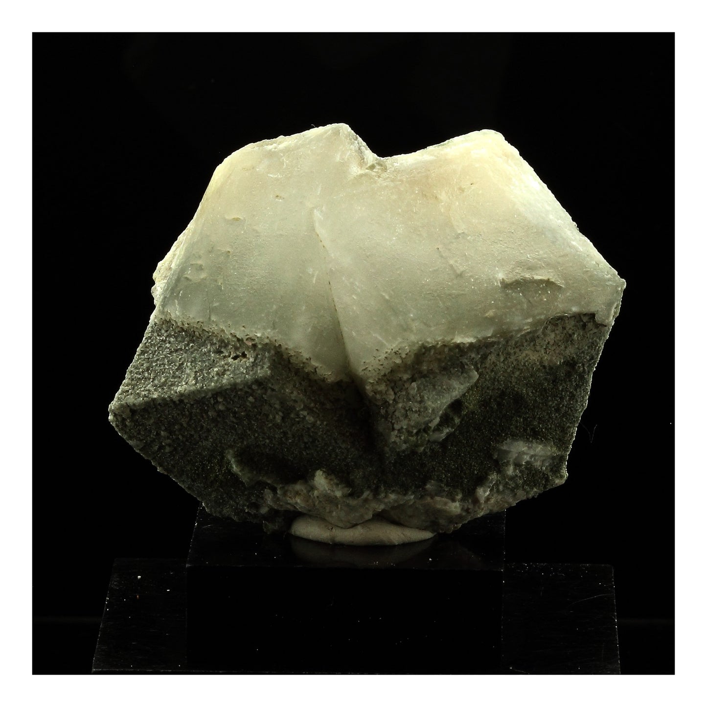 Calcite Sceptre maclée. 295.0 carats. Plan du Lac, Oisans, Savoie, France