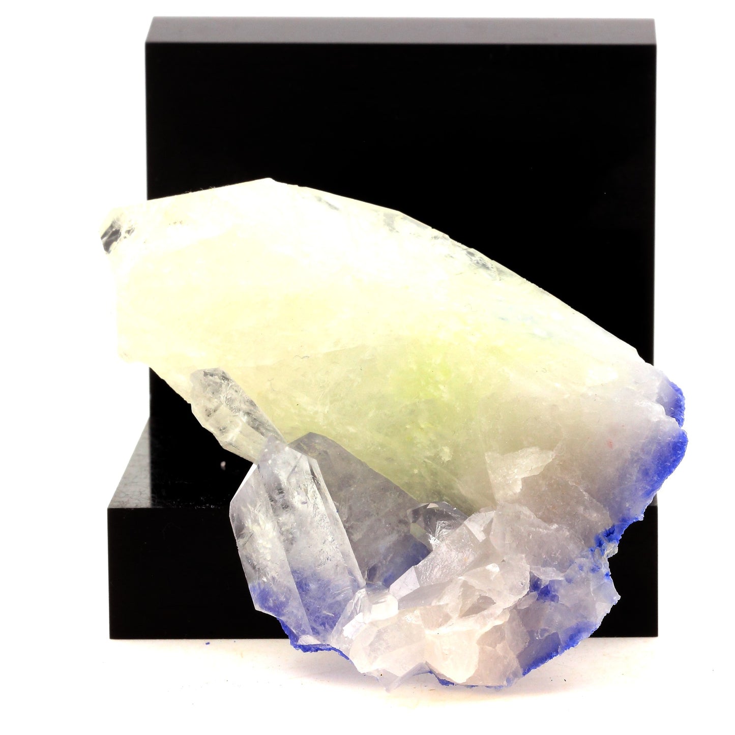 Quartz + Dumortierite, 1083.0 carats, Vaca Morta quarry, Bahia, Brésil