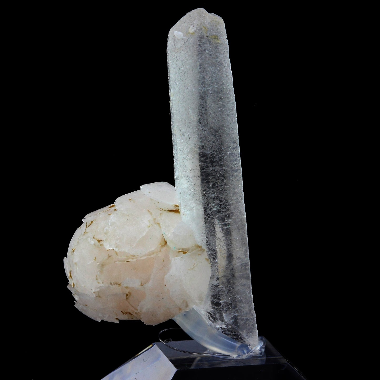 Quartz + Calcite. 101.5 carats. Chifeng, Inner Mongolia, Chine