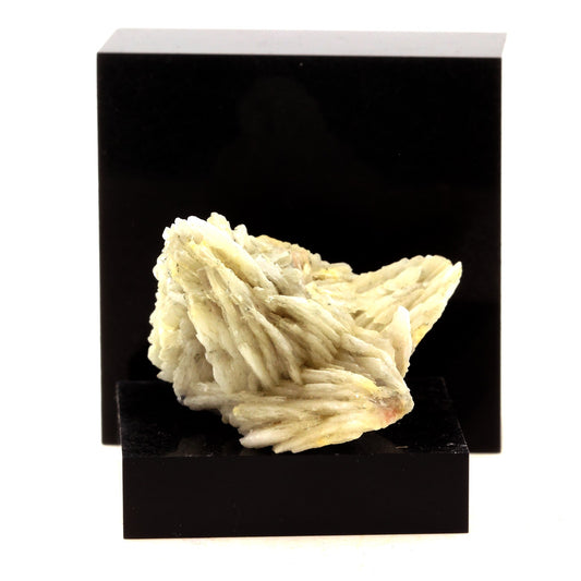 Baryte. 250.0 carats. Saint-Péray, Ardèche, France