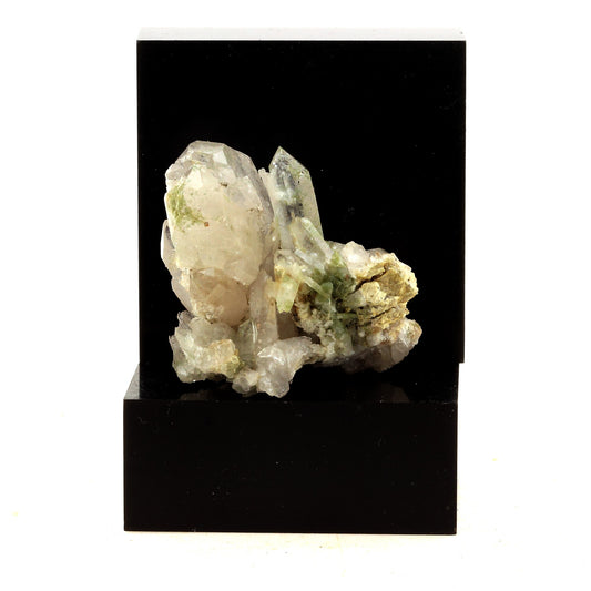 Quartz + Chlorite. 179.0 carats. Clavans, Bourg d'Oisans, France