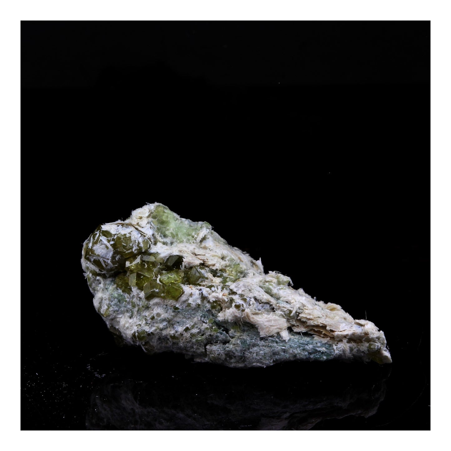 Grenat démantoïde. 25.0 carats. Malenco Valley, Lombardy, Italie