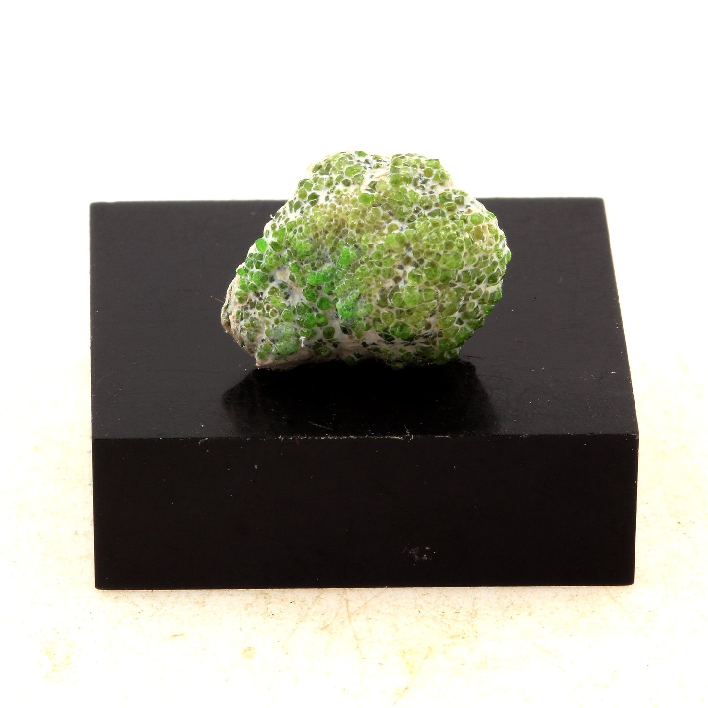 Grenat démantoïde. 14.0 carats. Malenco Valley, Lombardy, Italie