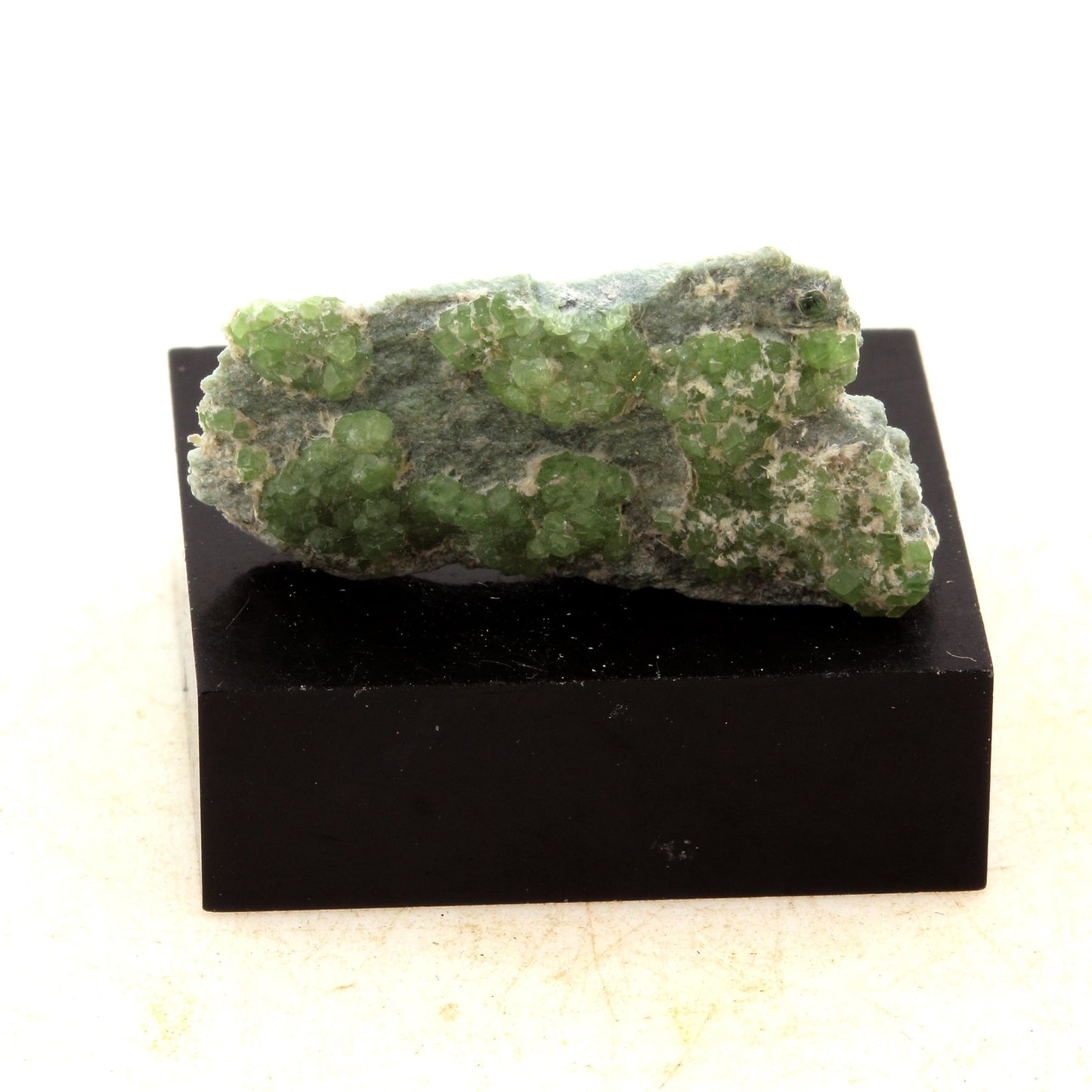 Grenat démantoïde. 12.5 carats. Malenco Valley, Lombardy, Italie