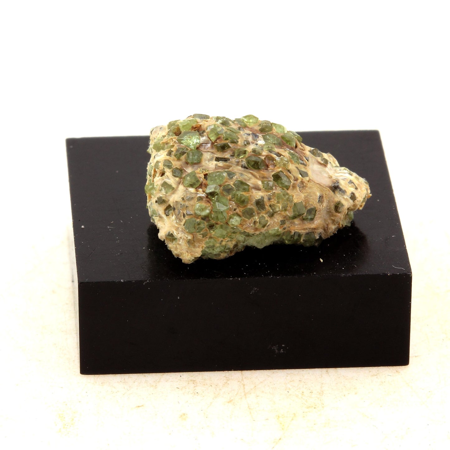 Grenat démantoïde. 29.0 carats. Malenco Valley, Lombardy, Italie