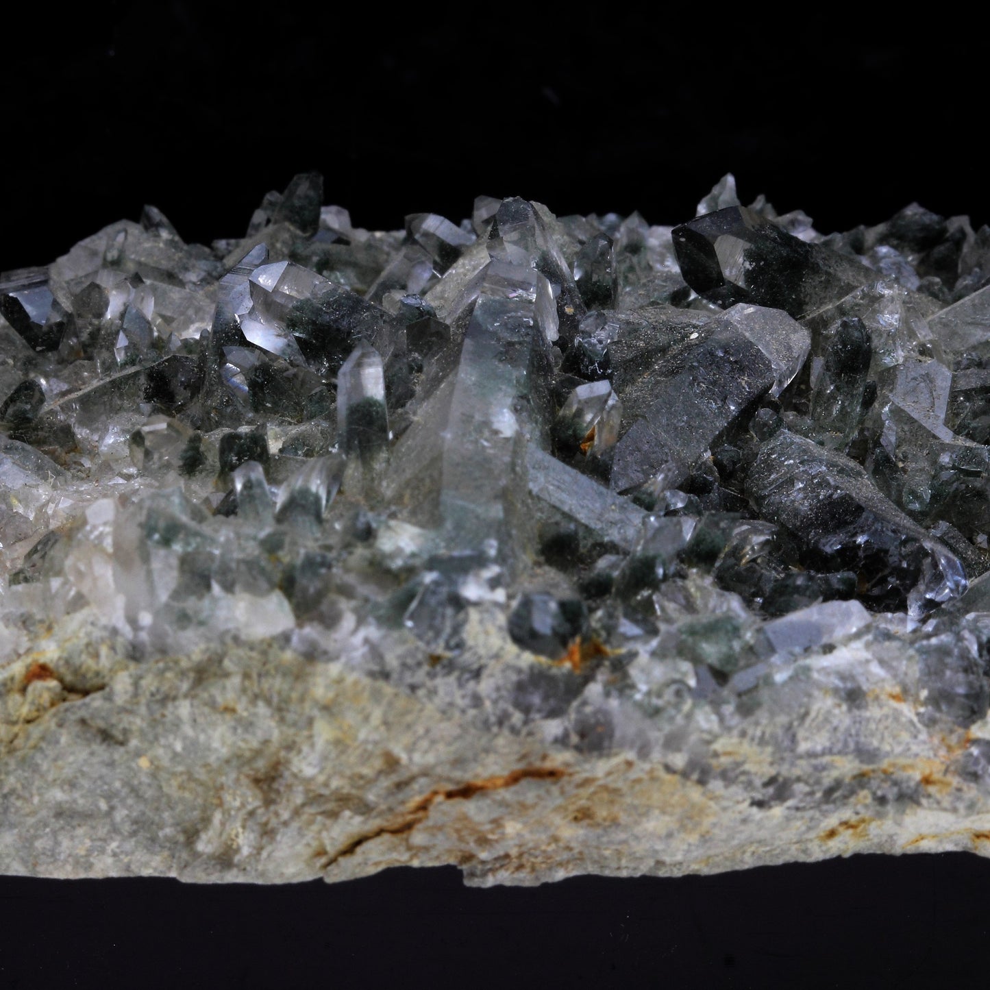 Quartz fantôme + Chlorite. 1038.0 carats. Les Deux Alpes, Oisans, France