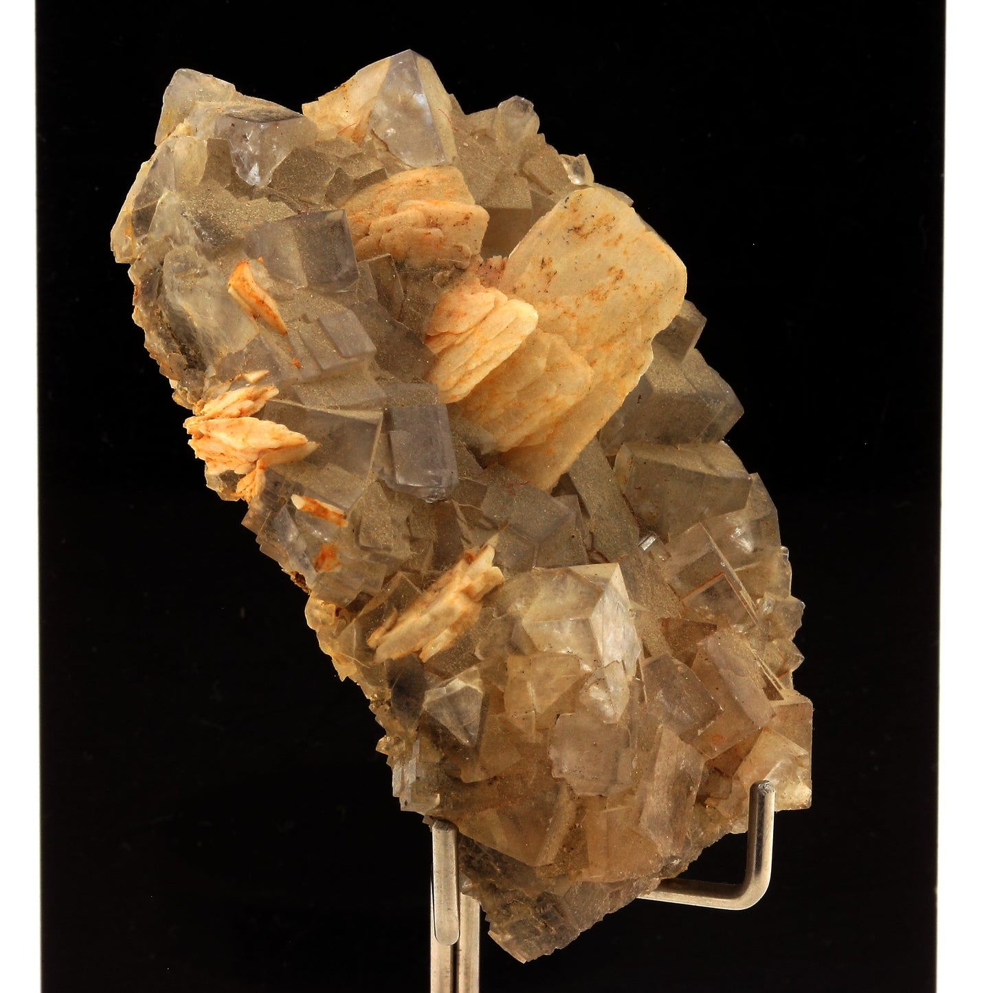 Fluorite + Baryte. 273.5 carats. Maroc