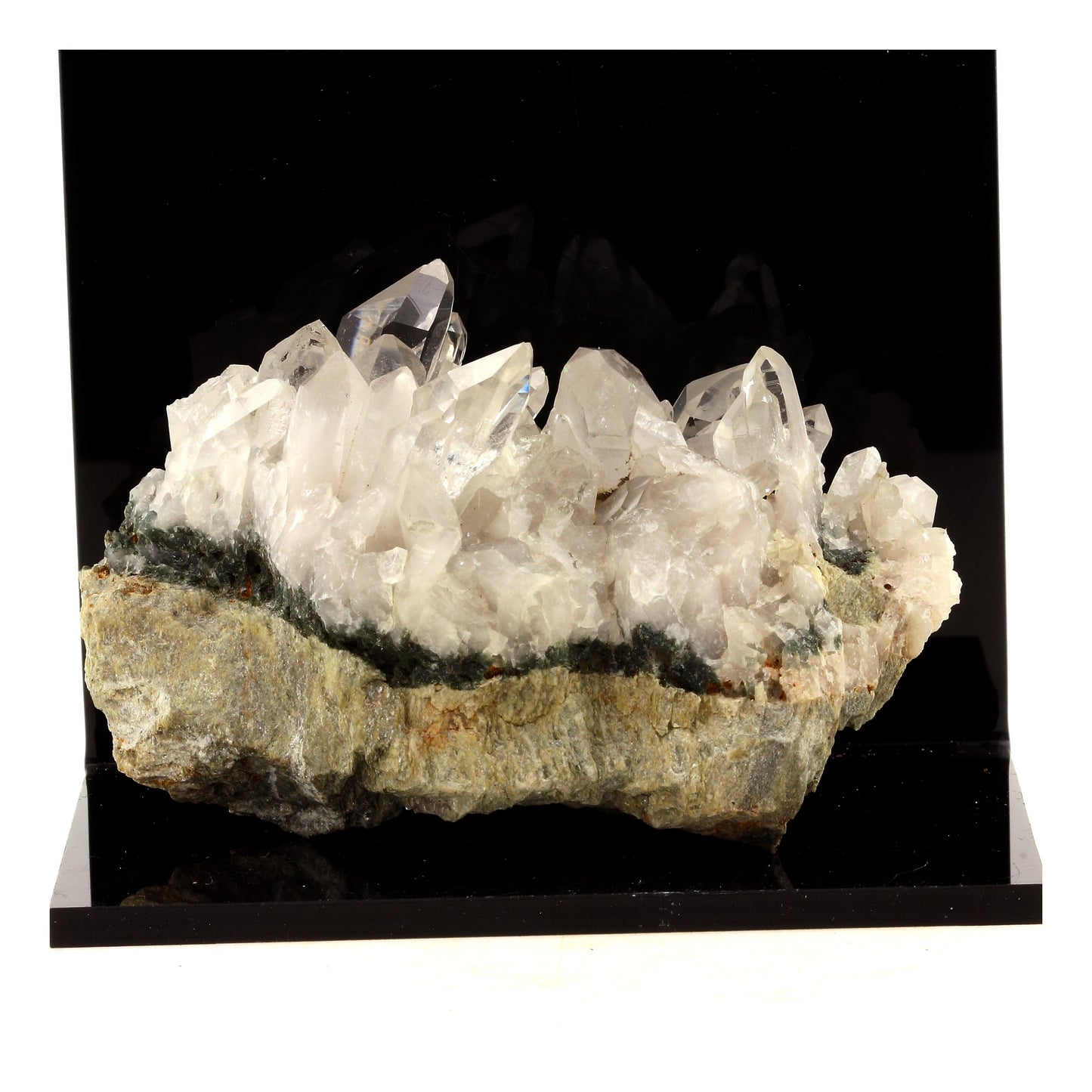 Quartz + Chlorite. 901.5 carats. Les 2 Alpes, Oisans, France