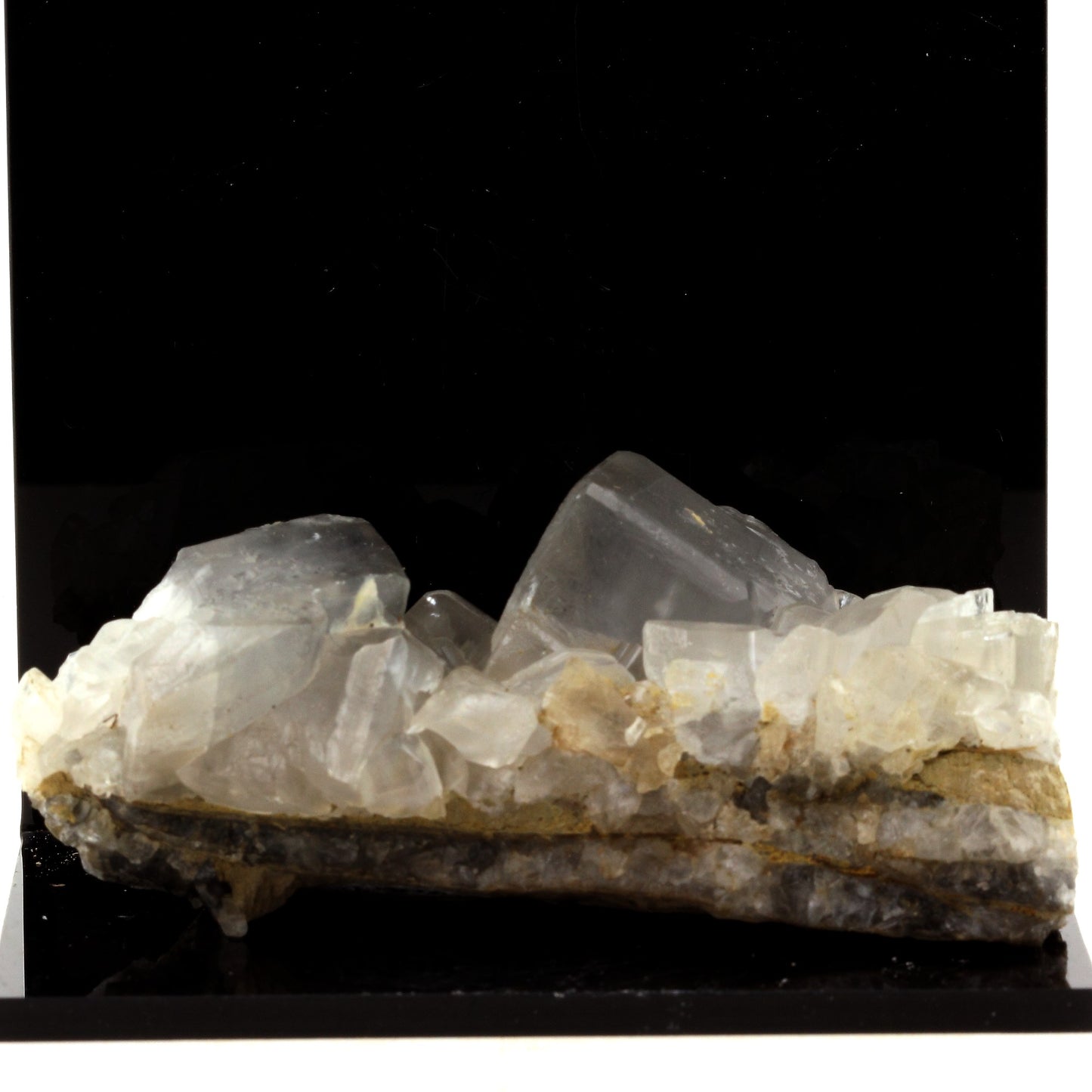 Calcite à inclusions de schistes, 768.5 carats, Serre-Ponçon, France