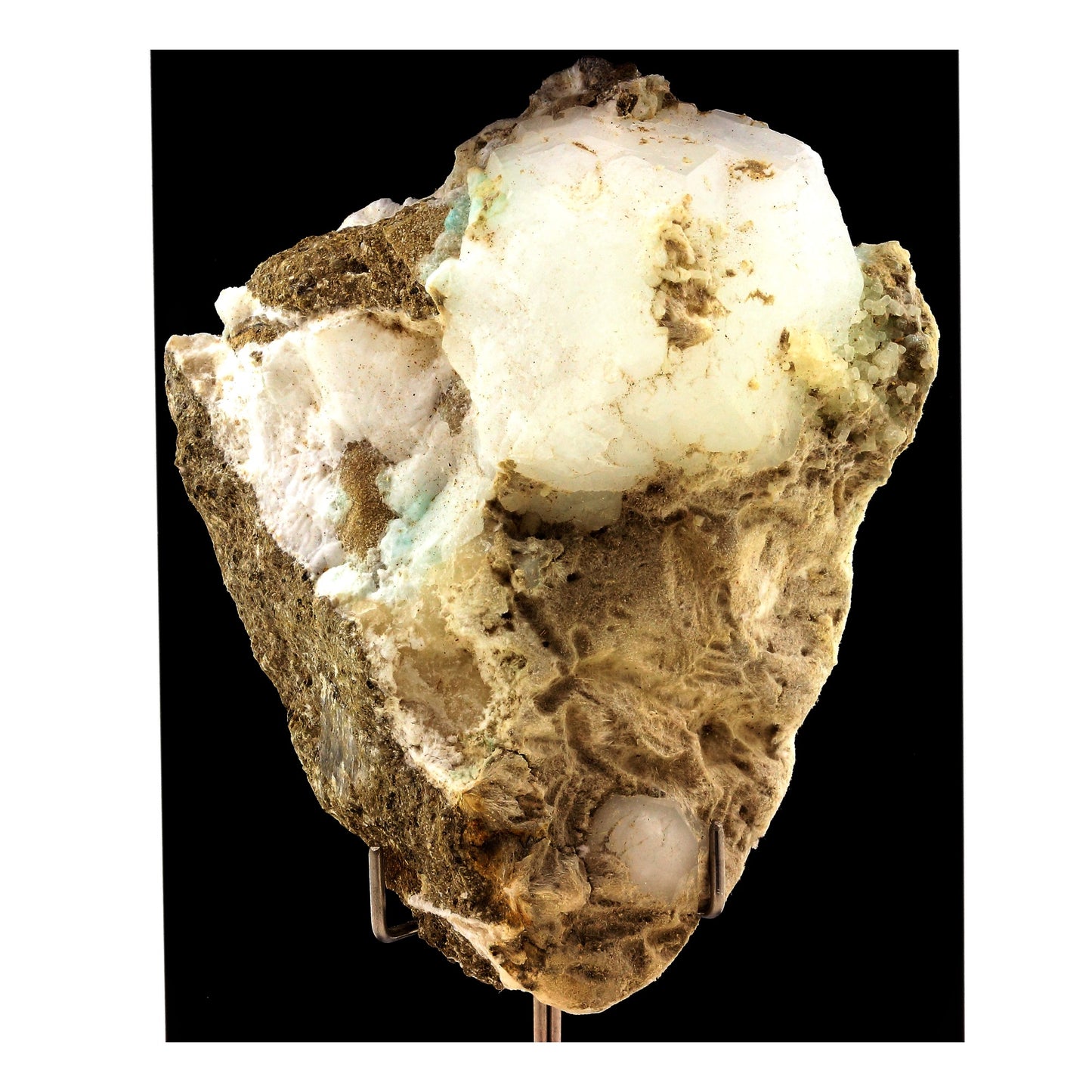 Analcime + Zeolite. 1217.0 carats. la Réunion, France