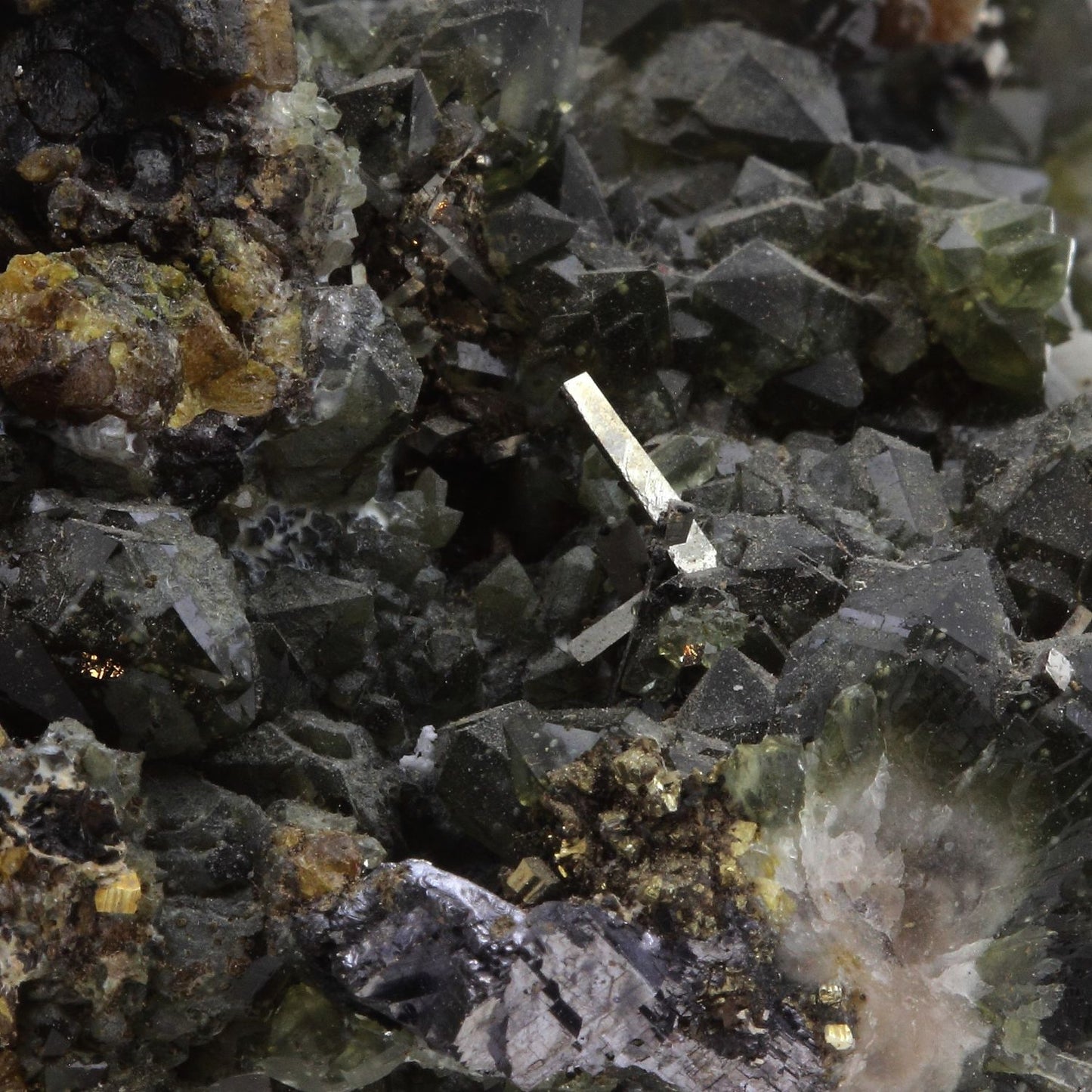 Cubanite + Quartz Prase. 1292.0 carats. Trepča Stan Terg Mine, Kosovo