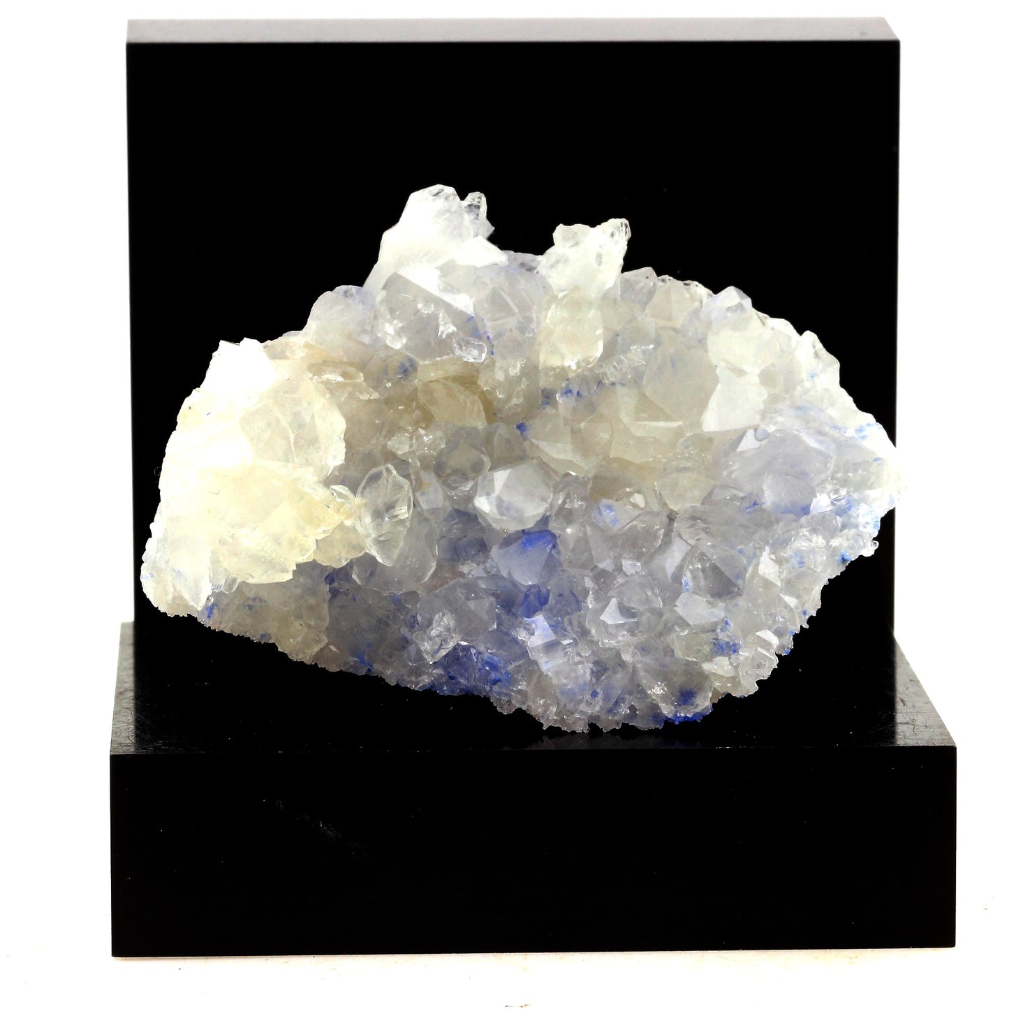 Quartz + Dumortierite, 364.5 carats, Vaca Morta quarry, Bahia, Brésil