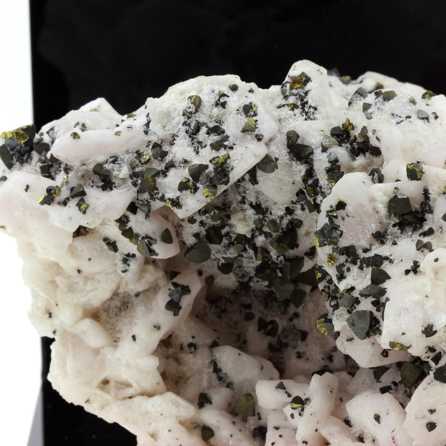Calcite + Chalcopyrite. 2245.5 carats. Cavnic, Maramureș, Roumanie
