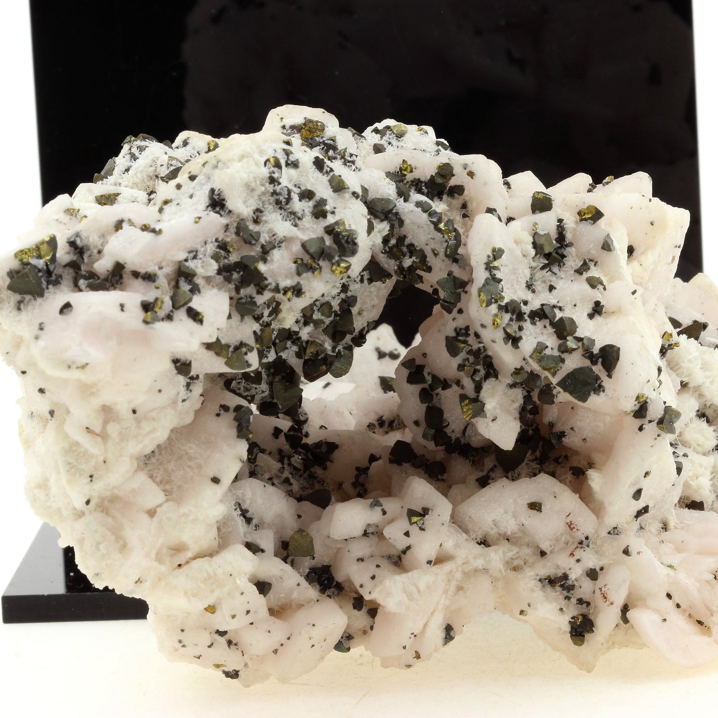 Calcite + Chalcopyrite. 2245.5 carats. Cavnic, Maramureș, Roumanie