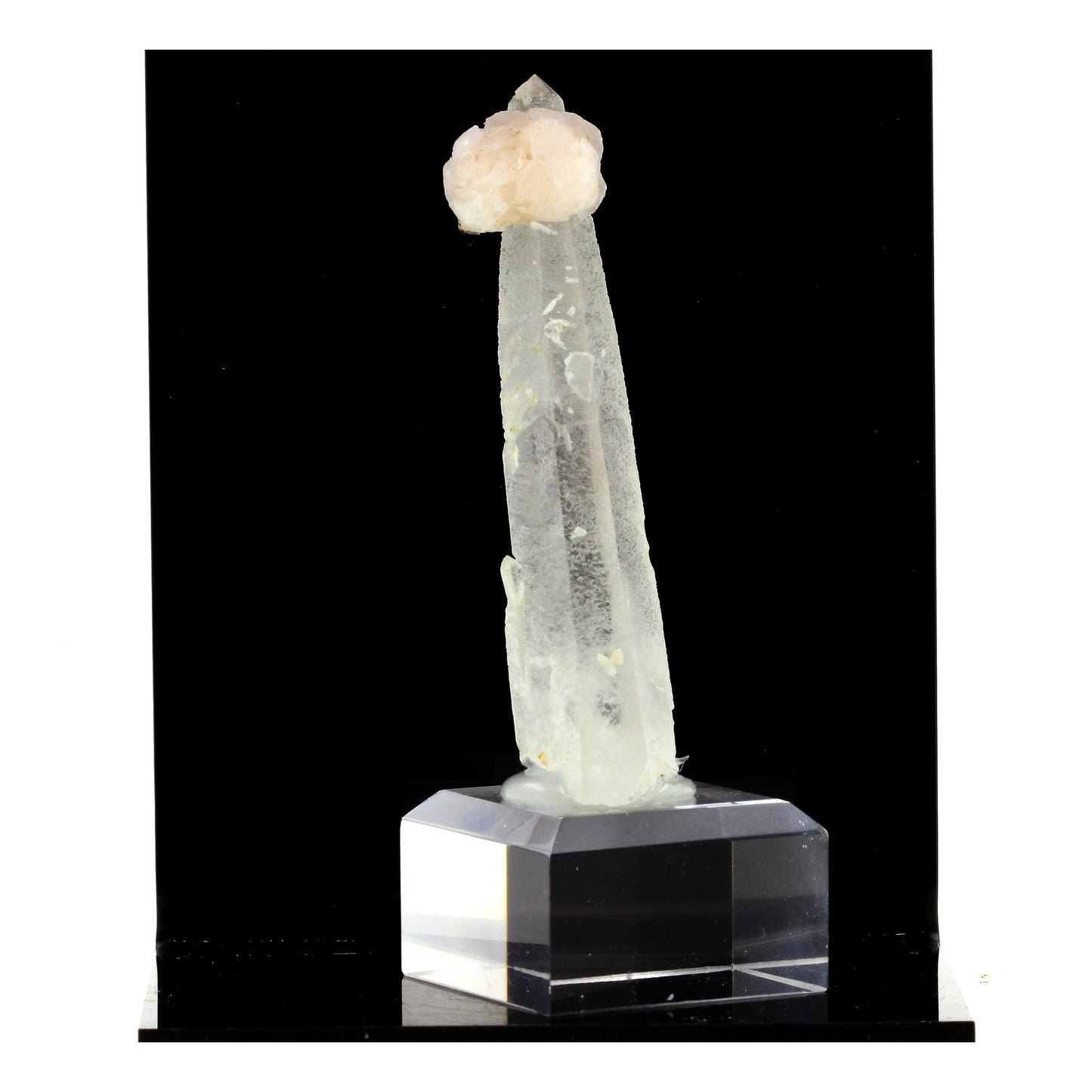Calcite + Quartz. 323.0 carats. Huanggang Fe-Sn deposit, Chifeng, Inner Mongolia, Chine
