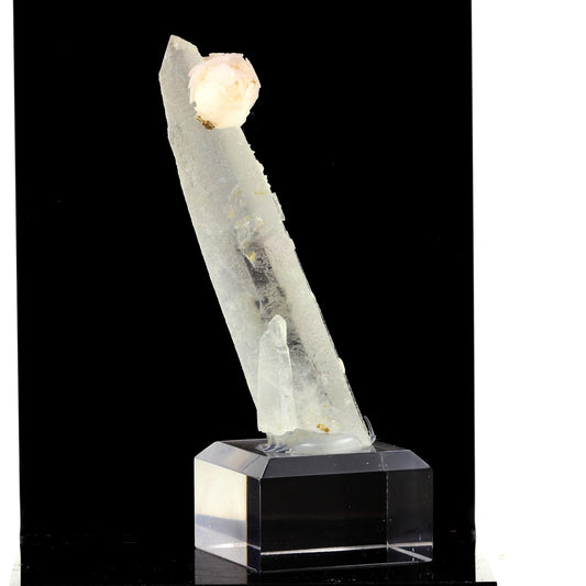 Calcite + Quartz. 323.0 carats. Huanggang Fe-Sn deposit, Chifeng, Inner Mongolia, Chine