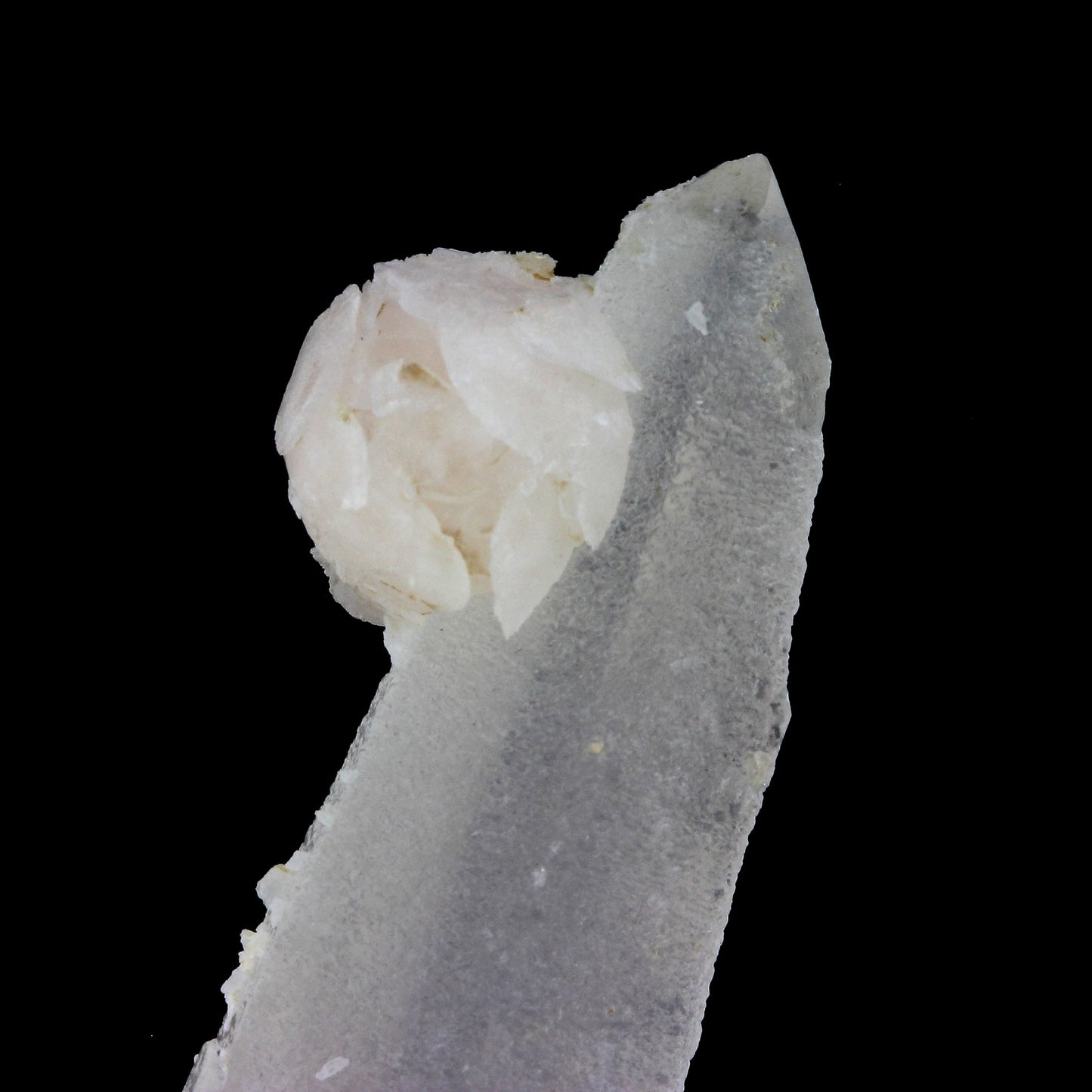 Calcite + Quartz. 323.0 carats. Huanggang Fe-Sn deposit, Chifeng, Inner Mongolia, Chine
