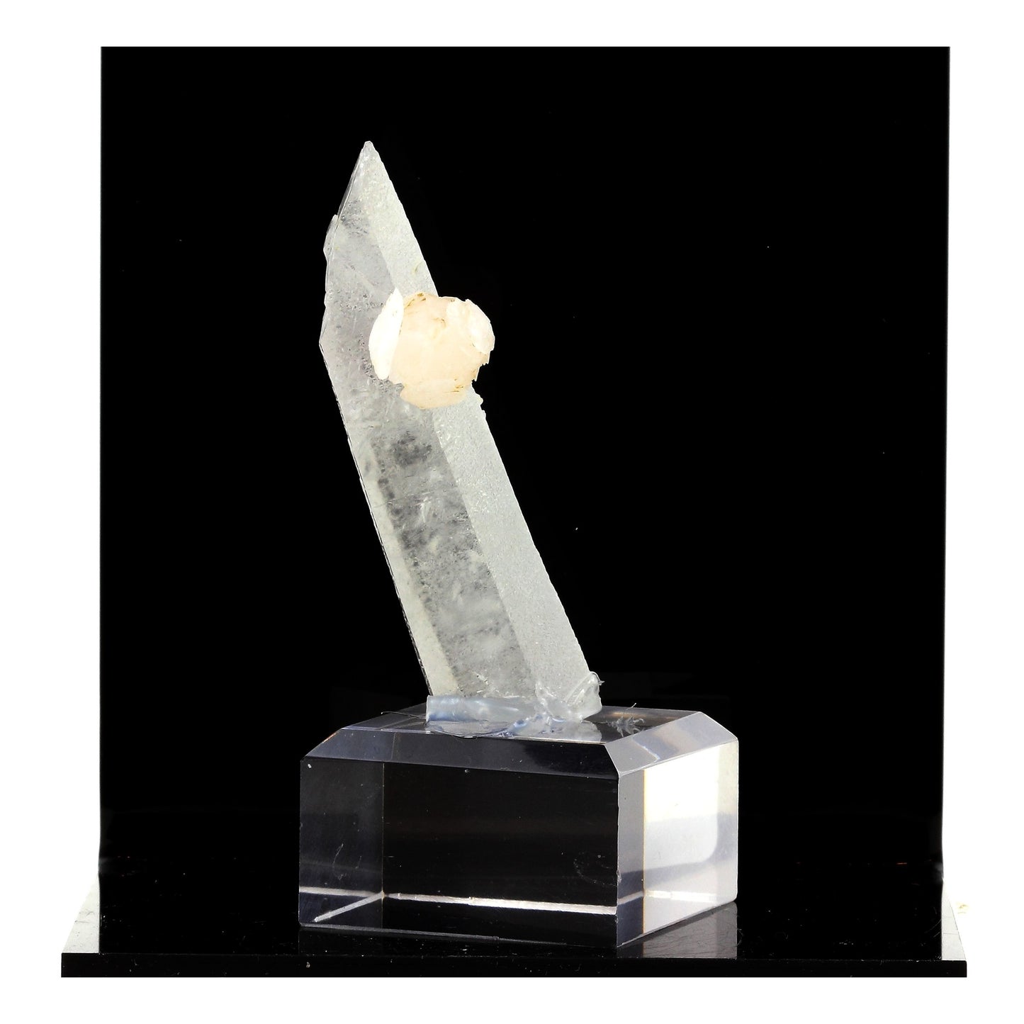 Calcite + Quartz. 225.0 carats. Huanggang Fe-Sn deposit, Chifeng, Inner Mongolia, Chine