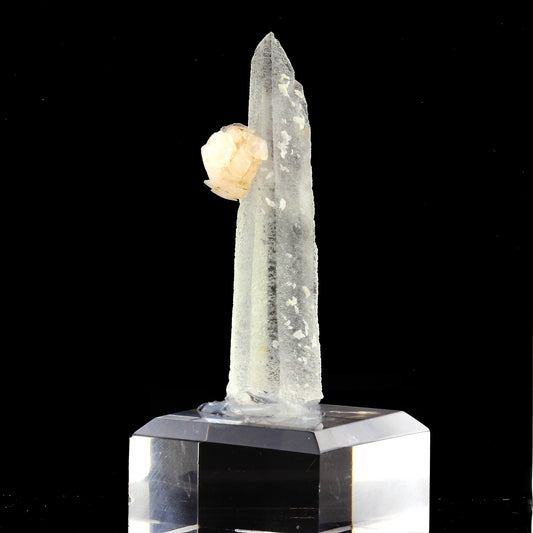 Calcite + Quartz. 225.0 carats. Huanggang Fe-Sn deposit, Chifeng, Inner Mongolia, Chine
