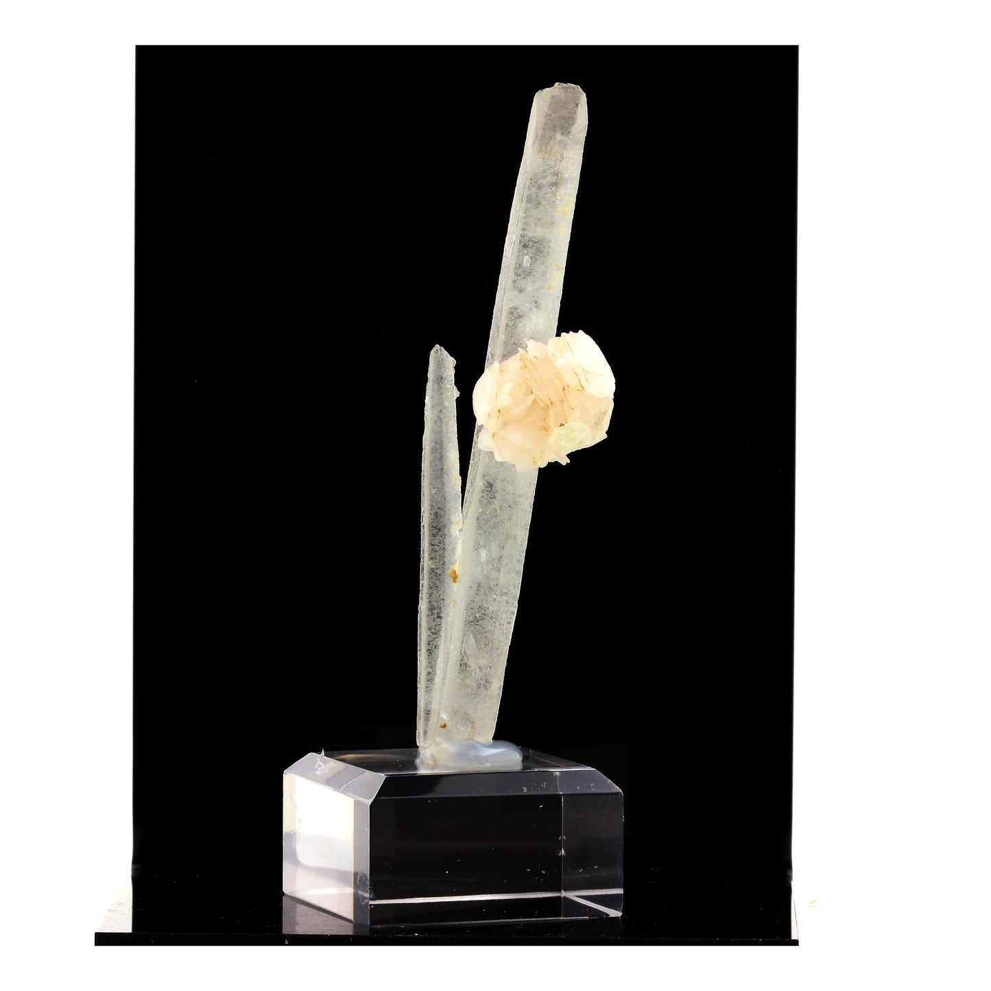 Calcite + Quartz. 238.5 carats. Huanggang Fe-Sn deposit, Chifeng, Inner Mongolia, Chine