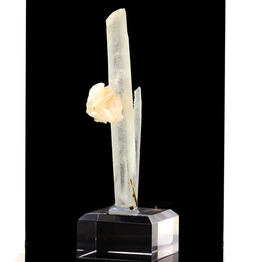 Calcite + Quartz. 238.5 carats. Huanggang Fe-Sn deposit, Chifeng, Inner Mongolia, Chine
