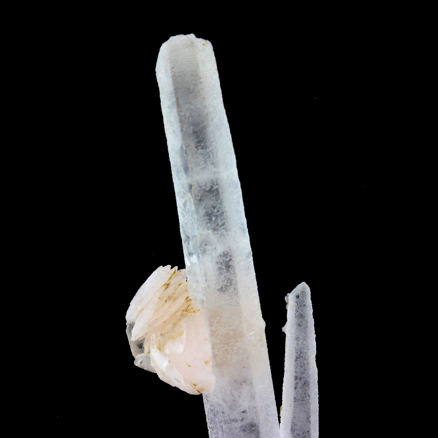 Calcite + Quartz. 238.5 carats. Huanggang Fe-Sn deposit, Chifeng, Inner Mongolia, Chine