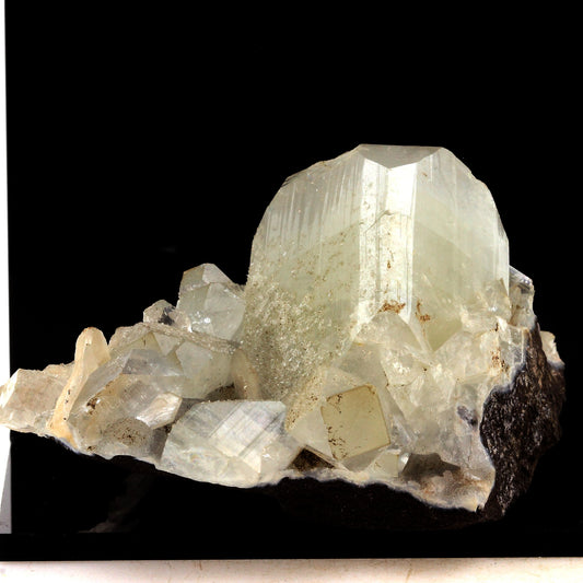 Apophyllite + Stilbite. 996.0 carats. Wagholi, Pune, Maharashtra, Inde