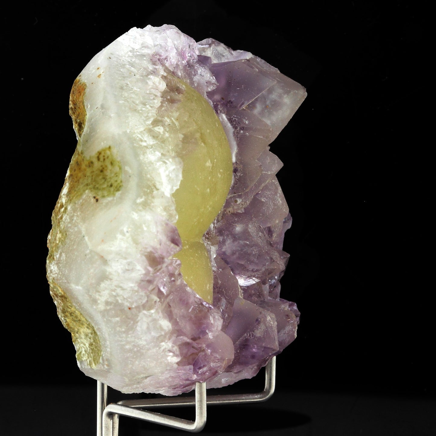 Fluorite + Améthyste. 587.0 carats. Jalgaon District, Maharashtra, Inde