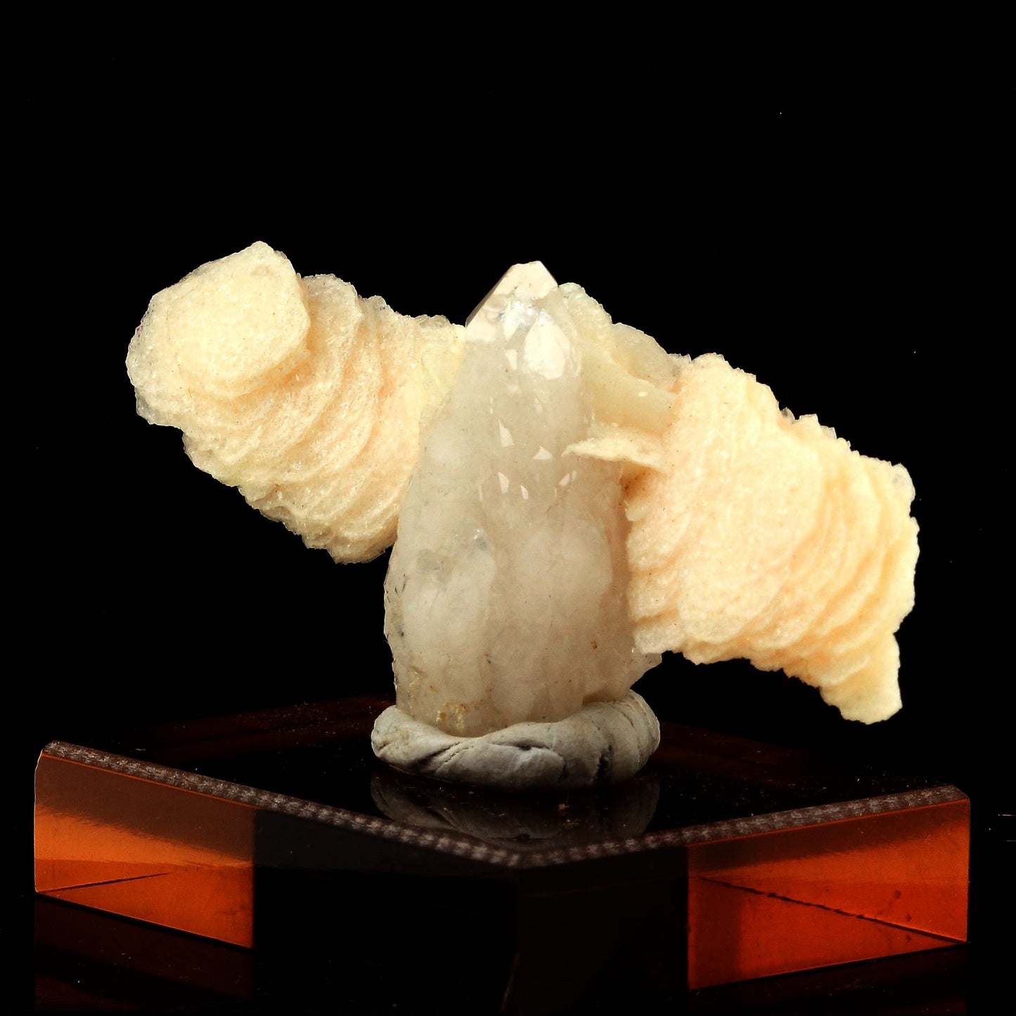 Quartz + Calcite. 256.0 carats. Huaron mines, Pérou