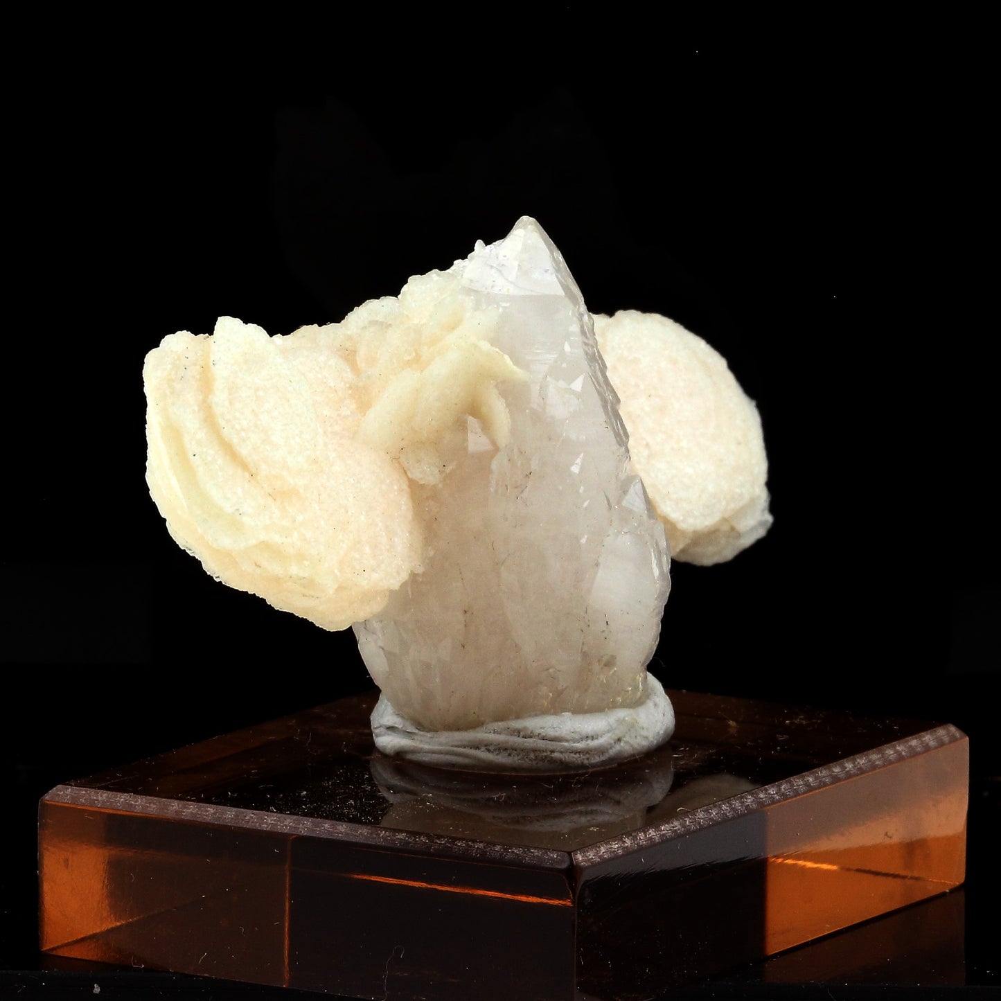 Quartz + Calcite. 256.0 carats. Huaron mines, Pérou
