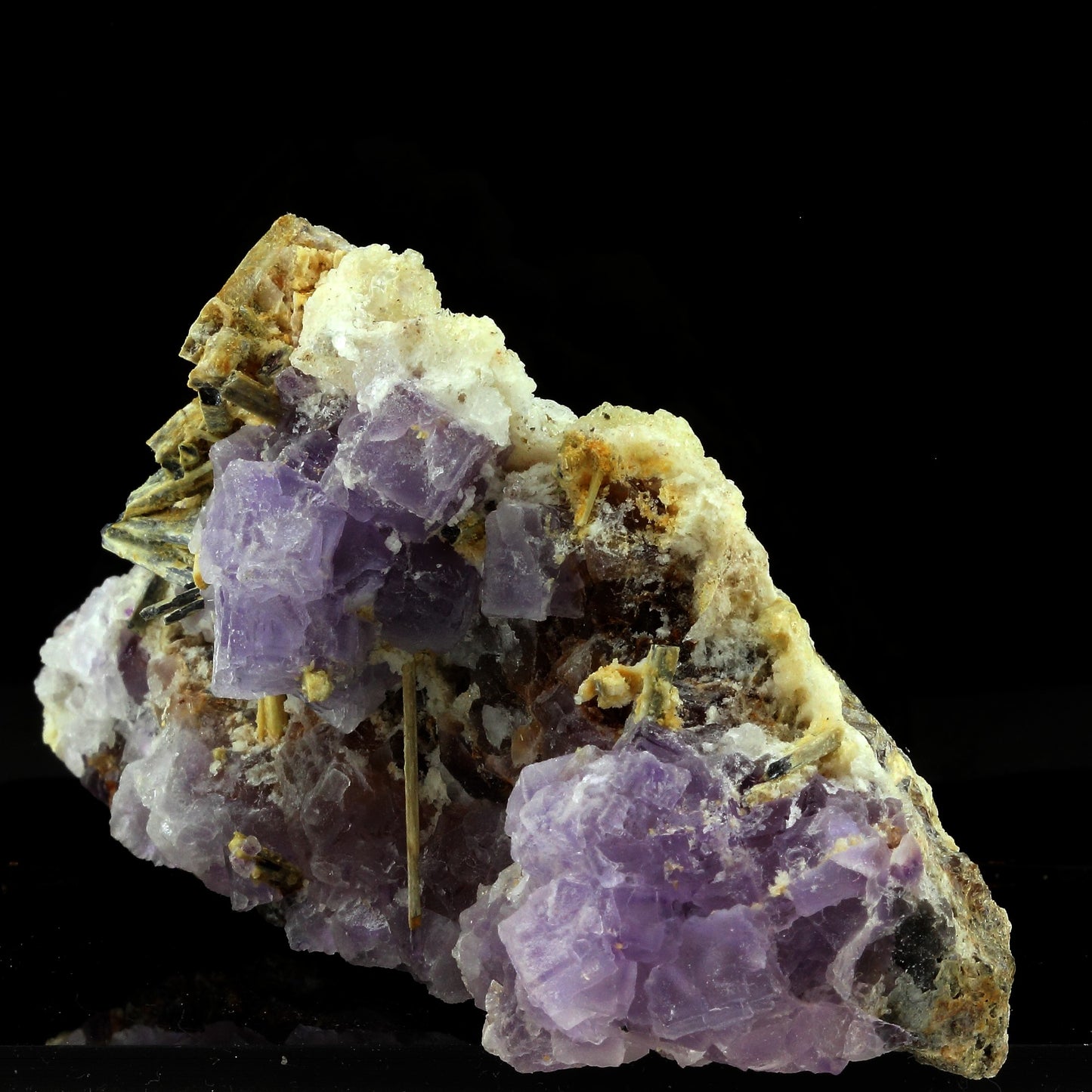 Fluorite + Stibiconite. 625.5 carats. Xikuangshan, Hunan, Chine