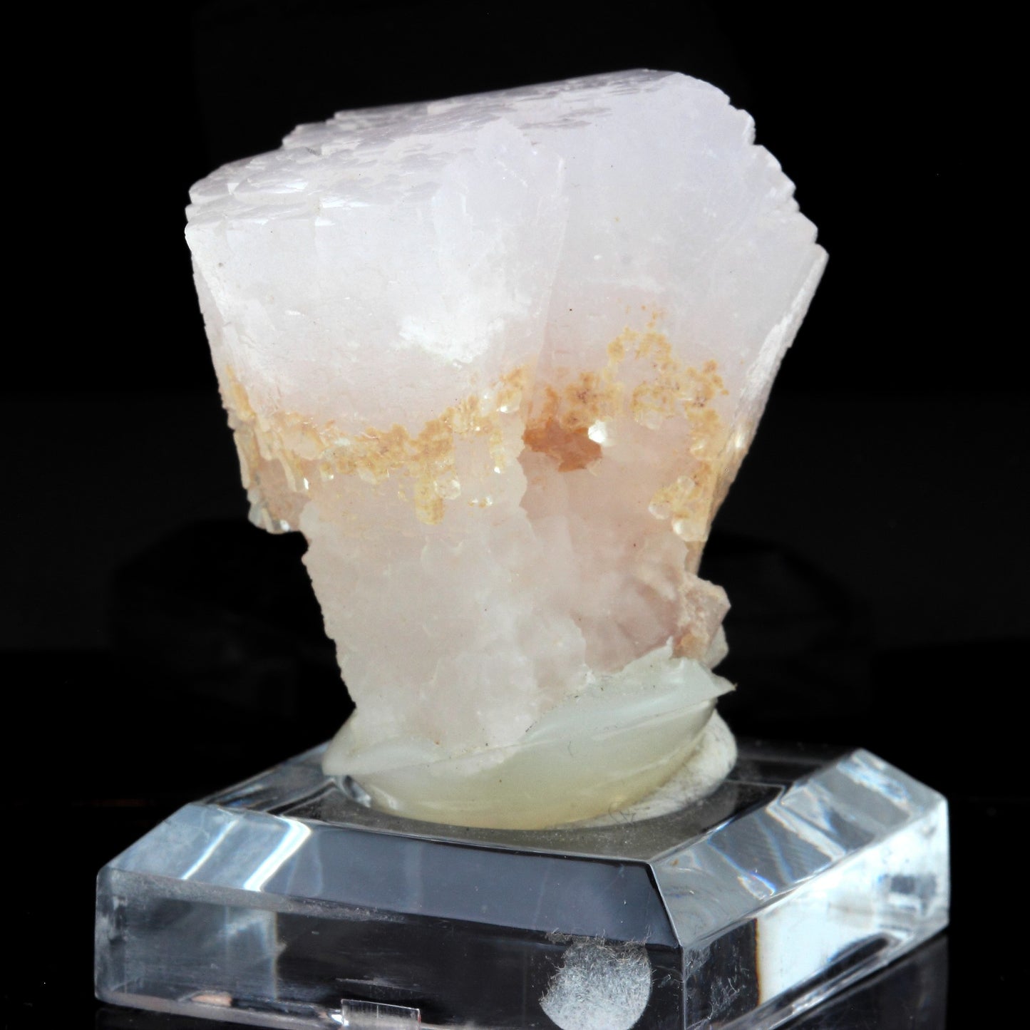 Calcite. 365.0 carats. 2nd Sovetskii Mine, Dalnegorsk, Russie