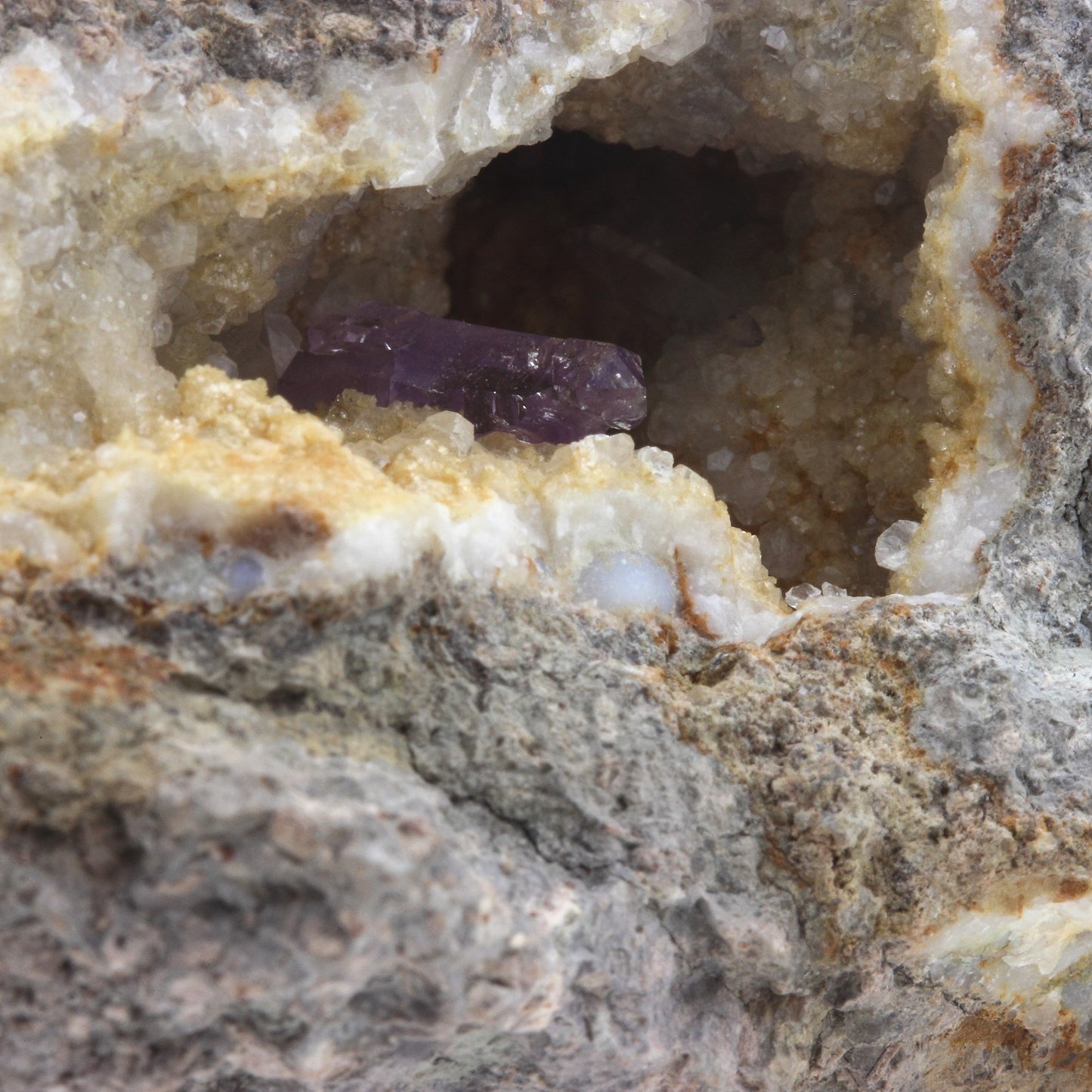 Améthyste. 435.0 carats. Capurru, Osilo, Sardaigne, Italie