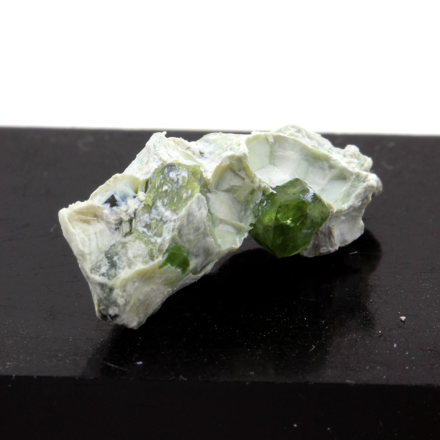 Grenat Demantoïde, 4.0 carats, Black Lacke, Canada