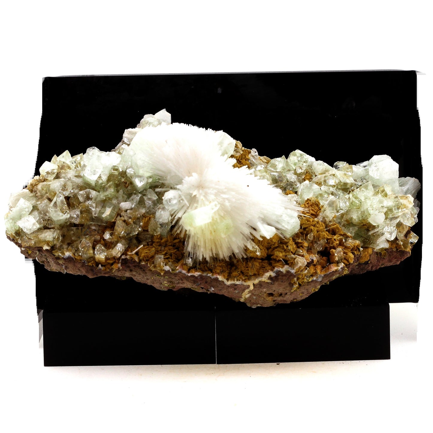 Apophyllite + Scolecite. 3265.0 carats. Ahmednagar, Maharashtra, Inde