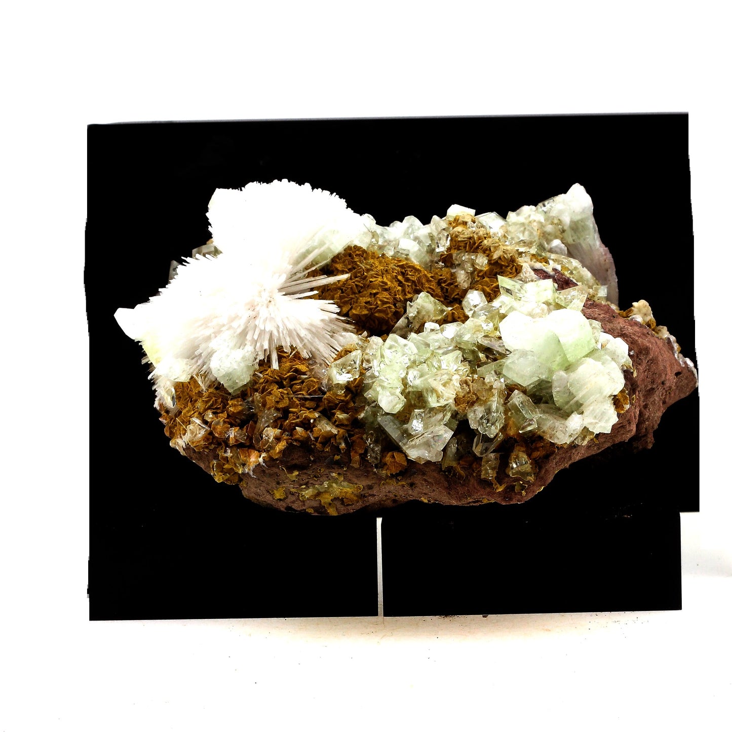 Apophyllite + Scolecite. 3265.0 carats. Ahmednagar, Maharashtra, Inde