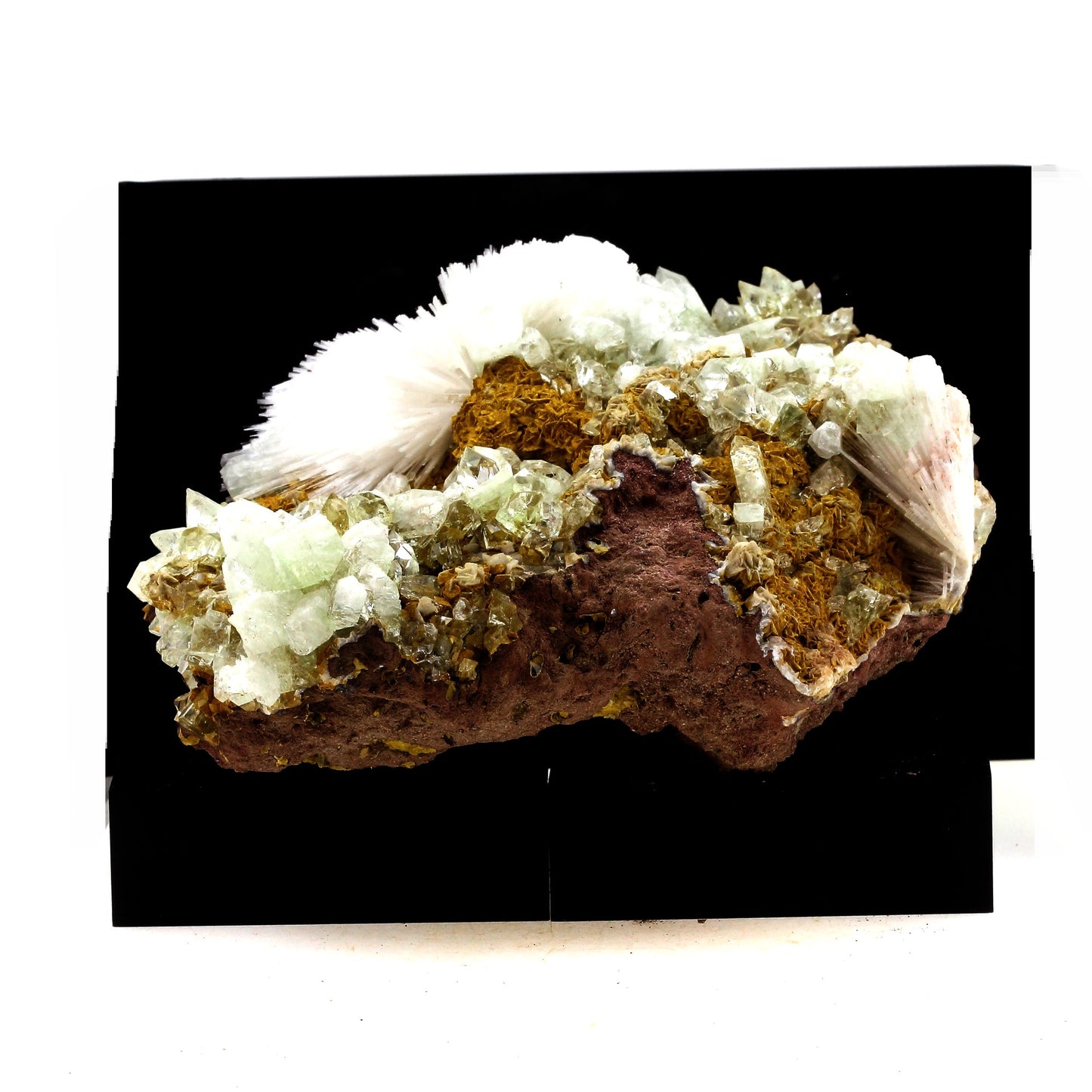 Apophyllite + Scolecite. 3265.0 carats. Ahmednagar, Maharashtra, Inde