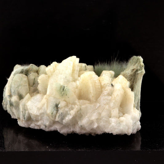 Byssolite + Albite. 115.0 carats. En provenance de Val d'Aoste, Italie